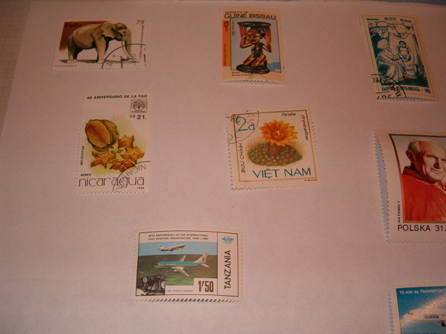 Différents timbres oblitérés de pays différents