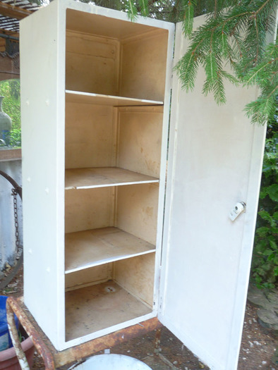 armoire ancienne de la croix rouge haut.98 cm x larg.façade 37 cm