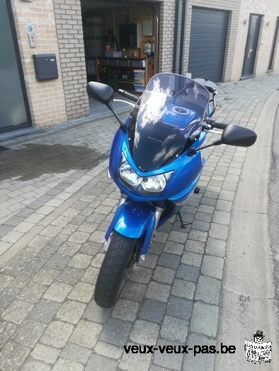 Moto pratiquement neuve bon marché