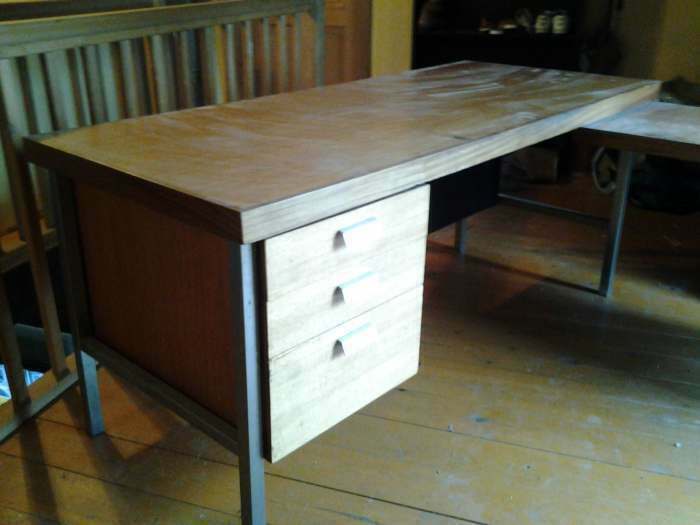 Bureau en noyer en l + meubles assortis