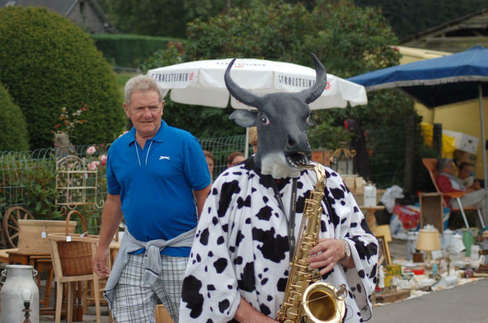 une VACHE jouant du SAXOPHONE ?