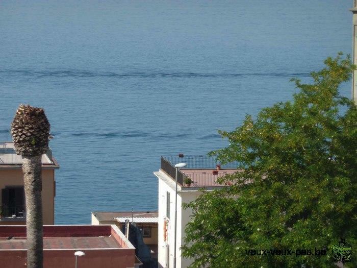 VACANCES AU SOLEIL près de NAPLES dans une pittoresque petite ville.