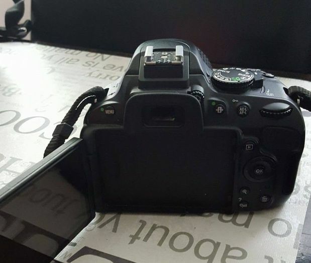 Appareil photo Nikon D5100 avec beaucoup d'équipement supplémentaire