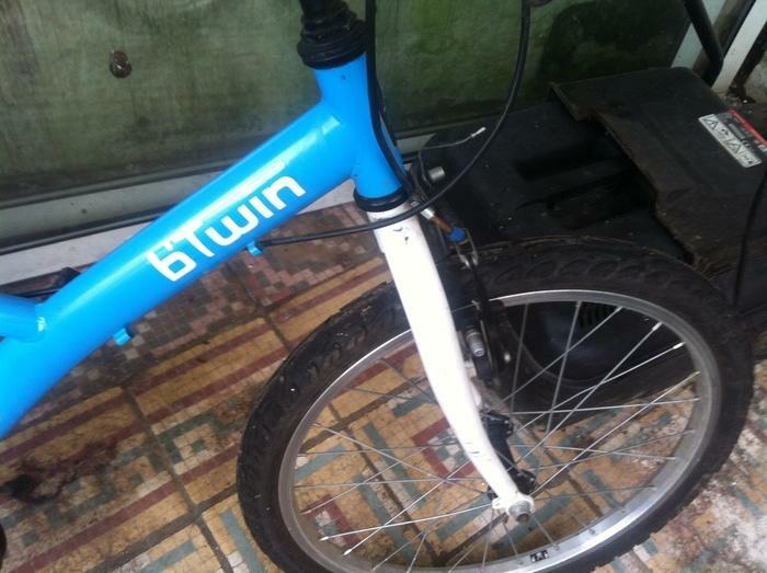 Vélo bleu btwin