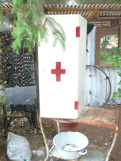 armoire ancienne de la croix rouge haut.98 cm x larg.façade 37 cm