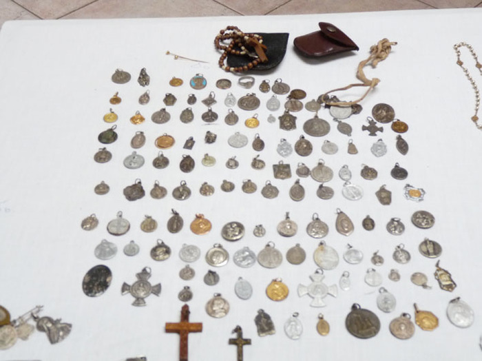 collection d'objets religieux (17 chapelets , médailles , croix etc début 1900 pas d'objet