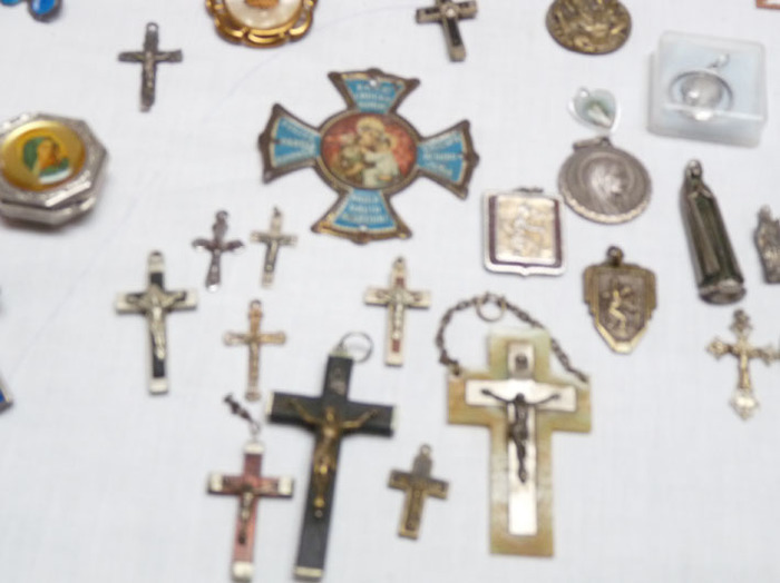 collection d'objets religieux (17 chapelets , médailles , croix etc début 1900 pas d'objet