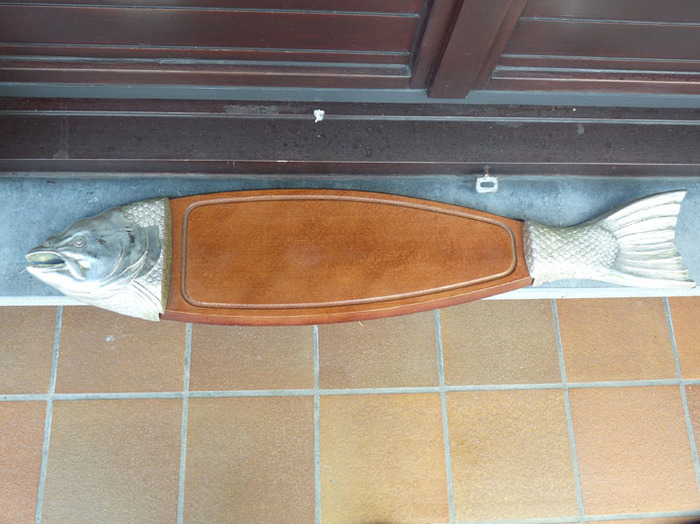 planche en bois de hêtre pour découper et présenter le saumon , marque "sheraton silverplat